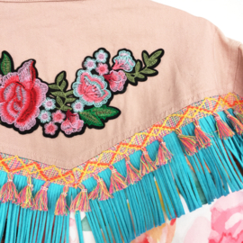 Roze versierd spijkerjasje boho western stijl met bloemen