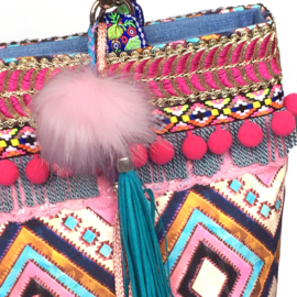 Grote Ibiza handtas in roze en blauw met pompons