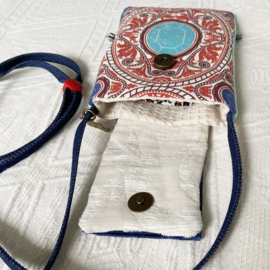 Boho stijl telefoontasje in koraal rood met turquoise patroon met jeans zakje