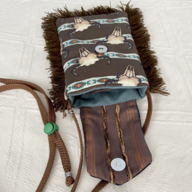 Telefoontasje westernstijl met buffelkoppen, franje en jeansklepje