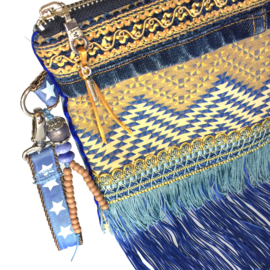 Boho clutch in blauw en oker geel met franje