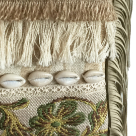 Boho festivaltasje in beige en groen met schelpen