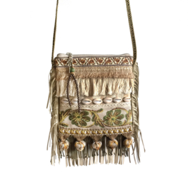 Boho festivaltasje in beige en groen met schelpen