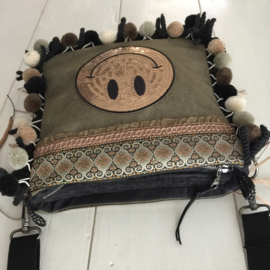 Canvas schoudertas met smiley patch en pompons