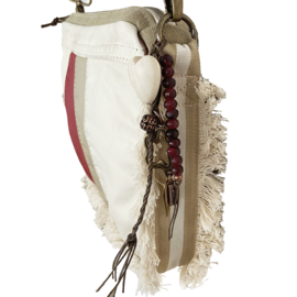 Crossbody tas gemaakt van oude leren jas en spijkerstof in crème met rood