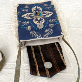 Telefoontasje bohemian stijl met bloempatroon met Swarovski en tijgeroog
