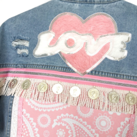 Gepimpt spijkerjasje in blauw en roze met munten en love patch