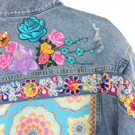 Versierd jeans jasje met felgekleurde bloem patches oversized