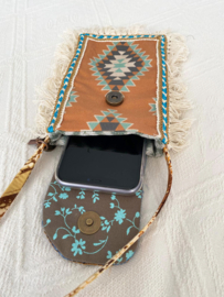 Telefoontasje in boho western stijl met Navajo patroon en jeans klepje