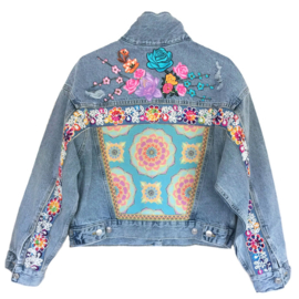 Versierd jeans jasje met felgekleurde bloem patches oversized