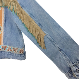 Gepimpt spijkerjasje in Navajo stijl met franje en exclusieve versieringen