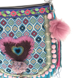 Schoudertas bohemian met hart in turquoise en roze