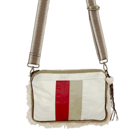 Crossbody tas gemaakt van oude leren jas en spijkerstof in crème met rood