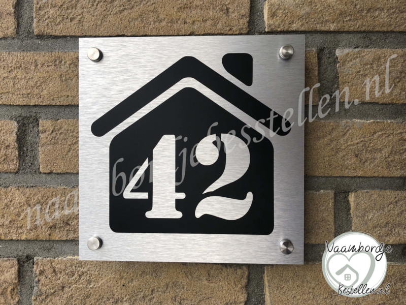 Huisnummerbordje met huis en huisnummer