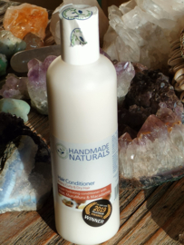 Hand Made Naturals Conditioner voor kroezend, krullend, droog haar. Geparfumeerd met eo's. Vegan. 250 ml.