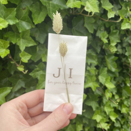 Wikkel initialen met droogbloem