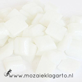 Basis glastegeltjes 1 x 1 cm per 50 gram IJswit 002