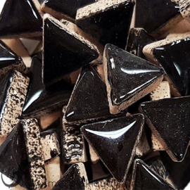 Geglazuurde keramiek driehoekjes 15 mm per 50 gram Zwart 001