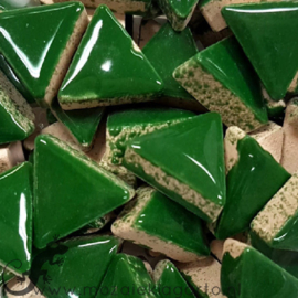 Geglazuurde keramiek driehoekjes 15 mm per 50 gram Donkergroen 014