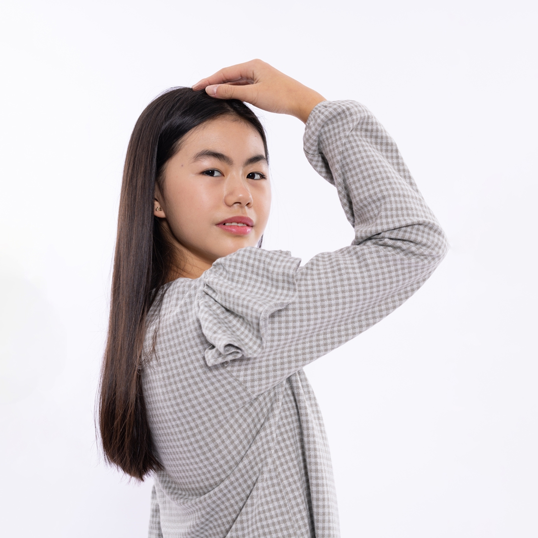 BLOUSE MET RUFFLES, GRIJS