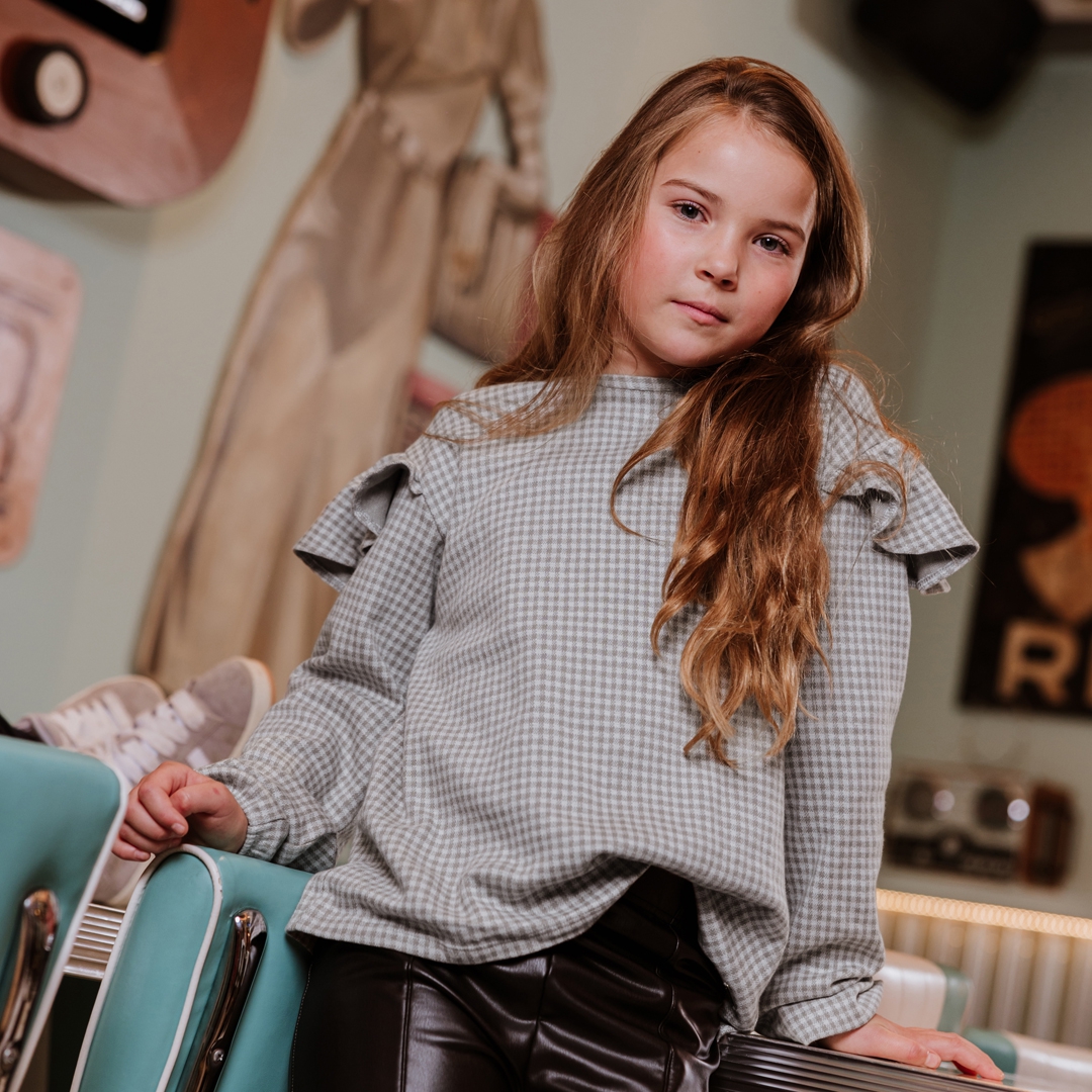 BLOUSE MET RUFFLES, GRIJS