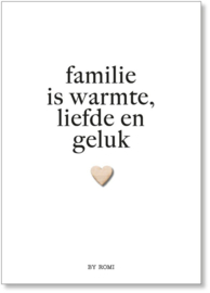 Wenskaart met houten hartje, Familie is warmte, liefde en geluk