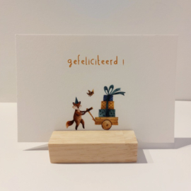 Wenskaart met vosje en cadeau's, gefeliciteerd