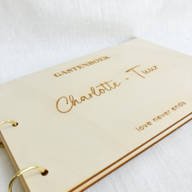 Houten gastenboek gepersonaliseerd met namen – huwelijksdecoratie