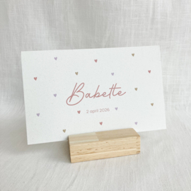 Babette- Fris wit geboortekaartje met fijne hartjes in terracotta