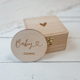 Aankondiging in kistje - Baby coming