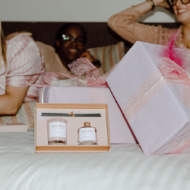 Pink Leather Porcelain Peony Gift Pack | Luxe Diffuser en Kaars voor Meter