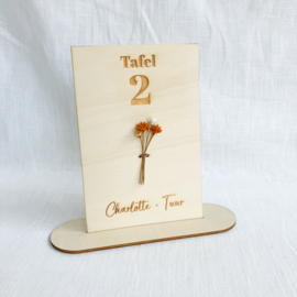 Tafelnummer houten staander met droogboeketje