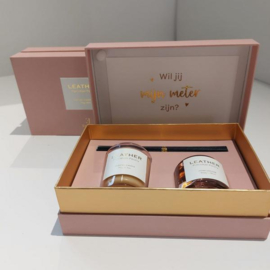 Pink Leather Porcelain Peony Gift Pack | Luxe Diffuser en Kaars voor Meter