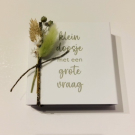 Schuifdoosje met houten badge en bloemen - vraag peter