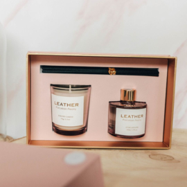 Pink Leather Porcelain Peony Gift Pack | Luxe Diffuser en Kaars voor Meter