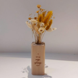 Houten vaasje met droogbloemen - vraag GETUIGE
