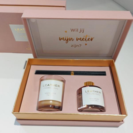 Pink Leather Porcelain Peony Gift Pack | Luxe Diffuser en Kaars voor Meter