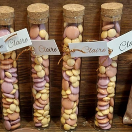 Claire, 10 glazen proefbuisjes met smarties