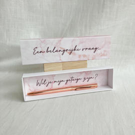 Schuifdoosje met balpen - vraag GETUIGE - roze