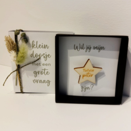Schuifdoosje met houten badge en bloemen - vraag peter