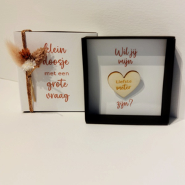 Schuifdoosje met houten badge en bloemen - vraag meter