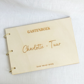 Houten gastenboek gepersonaliseerd met namen – huwelijksdecoratie
