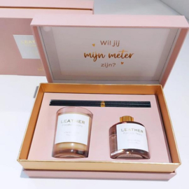 Pink Leather Porcelain Peony Gift Pack | Luxe Diffuser en Kaars voor Meter