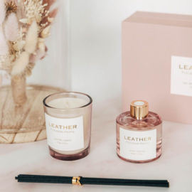 Pink Leather Porcelain Peony Gift Pack | Luxe Diffuser en Kaars voor Meter