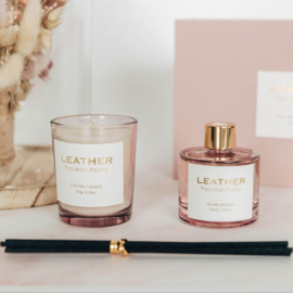 Pink Leather Porcelain Peony Gift Pack | Luxe Diffuser en Kaars voor Meter