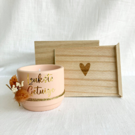 Cadeaubox met roze kaars - GETUIGE vragen