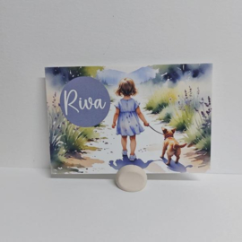 Riva - Geboortekaart met meisje en hondje op een zandweg