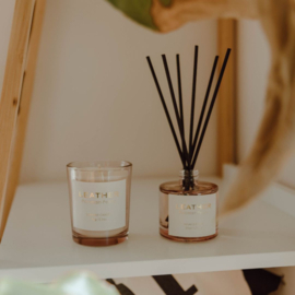 Pink Leather Porcelain Peony Gift Pack | Luxe Diffuser en Kaars voor Meter