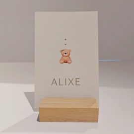 Alixe - Lieve geboortekaart met schattige knuffelbeer en hartjes