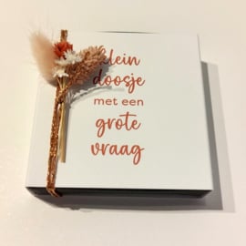 Schuifdoosje met houten badge en bloemen - vraag meter